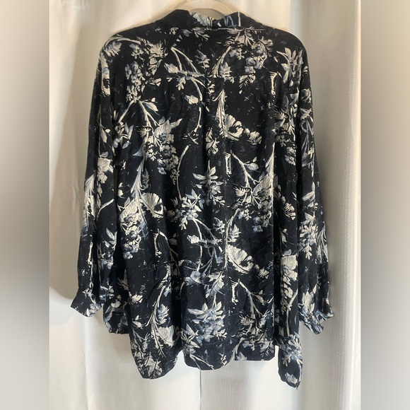 “We The Free “ Blue Floral Top Small relaxed fit - Picture 8 of 9